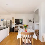 Enchanting Southfields Home By King George\'S Park