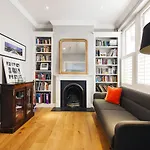 Enchanting Southfields Home By King George\'S Park